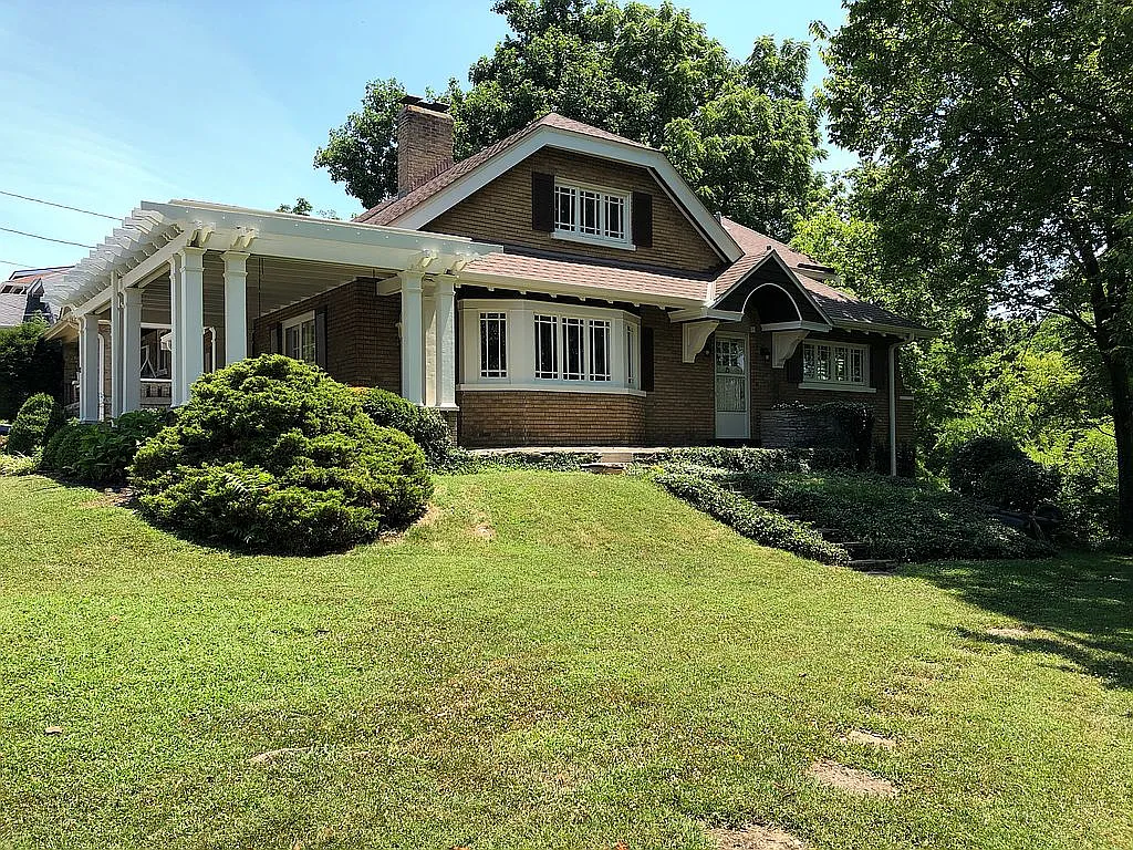 82 W Southgate Ave photo 1