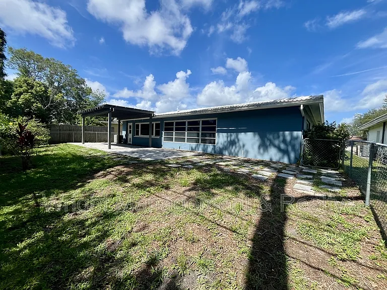 2323 Surrey Ln — Photo 18