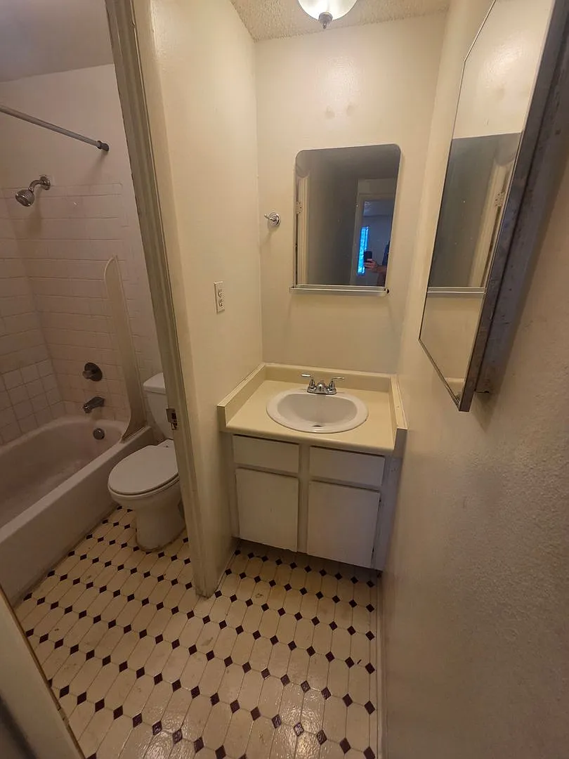 1 bed, 1.0 bath, $749 — Photo 3