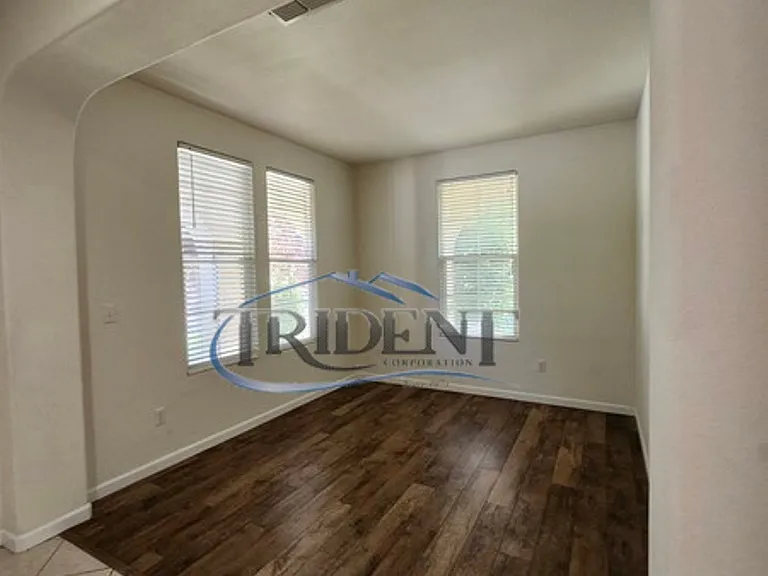 1038 Zanes Dr — Photo 5