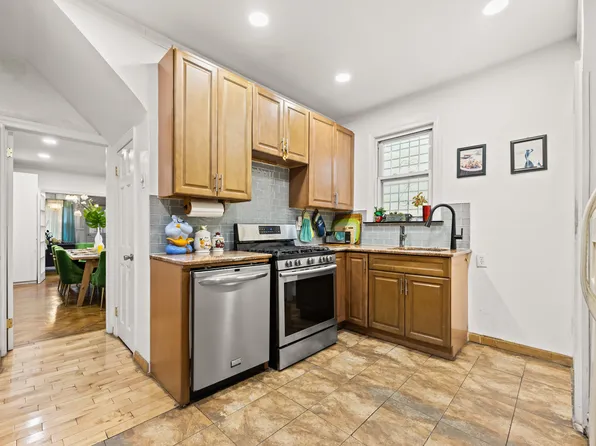 234 East 54th Street image 10 of 30