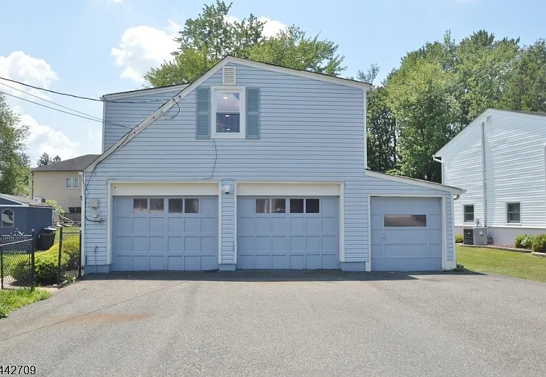 10 Ridgedale Ave W — Photo 2