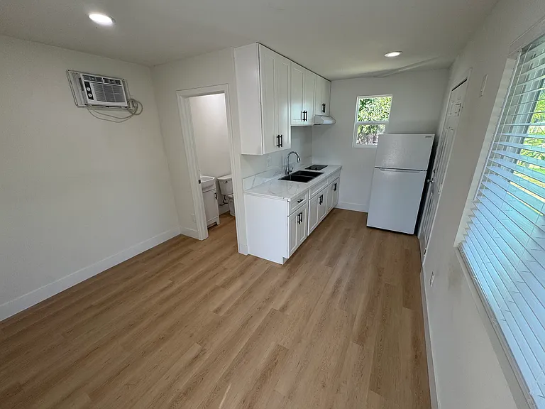 792 Bernard Way #B — Photo 8