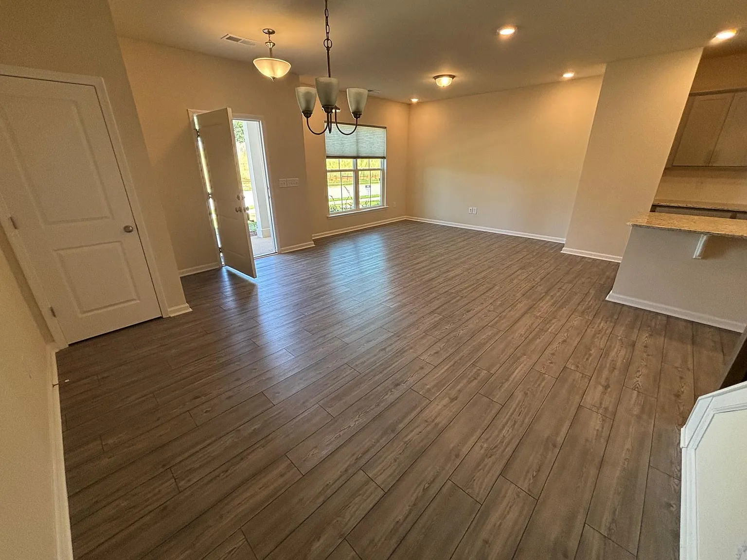 3 bed, 2.5 bath, 1938 sqft, $1,950 — Photo 4