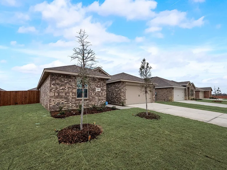1131 Elijah Way — Photo 1