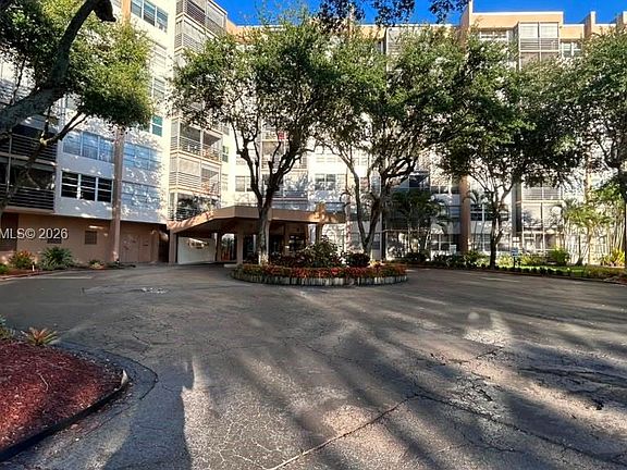 5th image of 1300 Saint Charles Pl APT 202