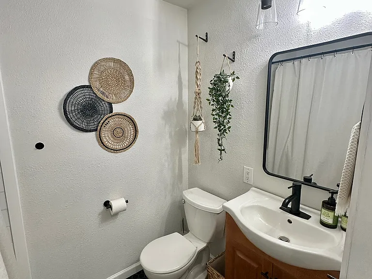 1016 Leonard St — Photo 14