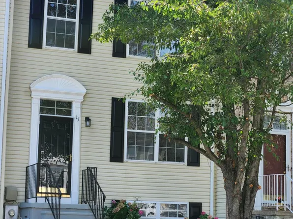 17 Versailles Ct, Newark, DE 19702