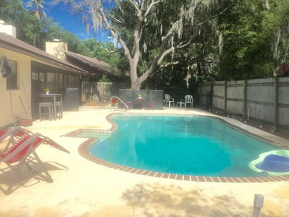 Pool / back yard