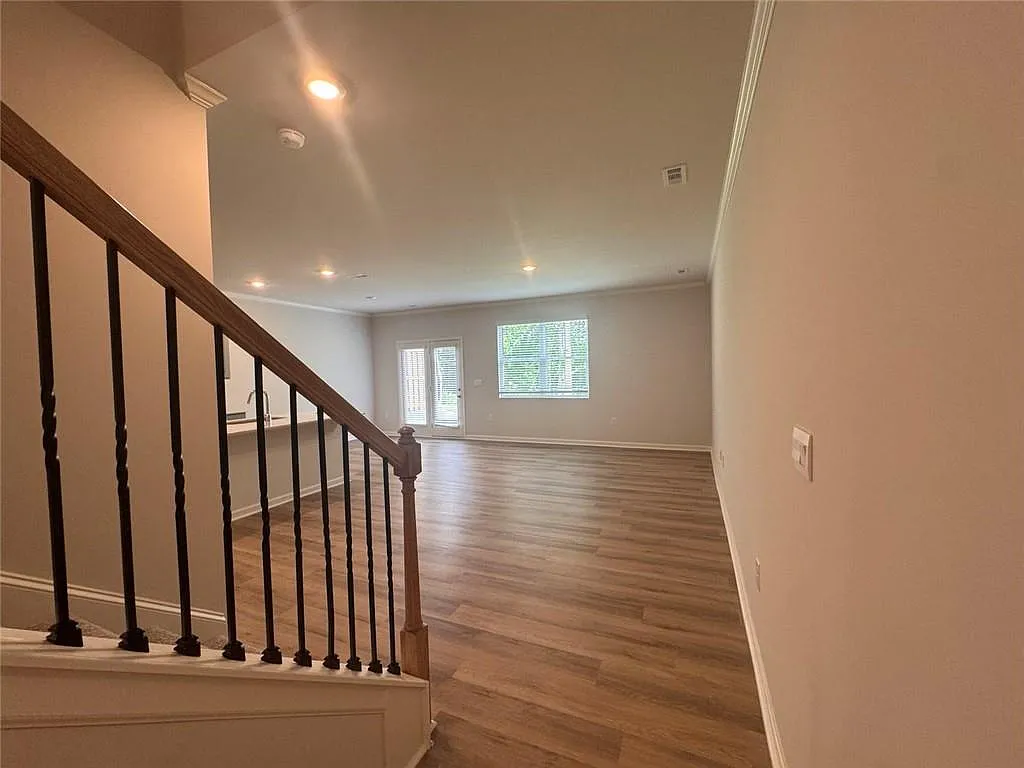 3 bed, 2.5 bath, 1877 sqft, $2,100 — Photo 4
