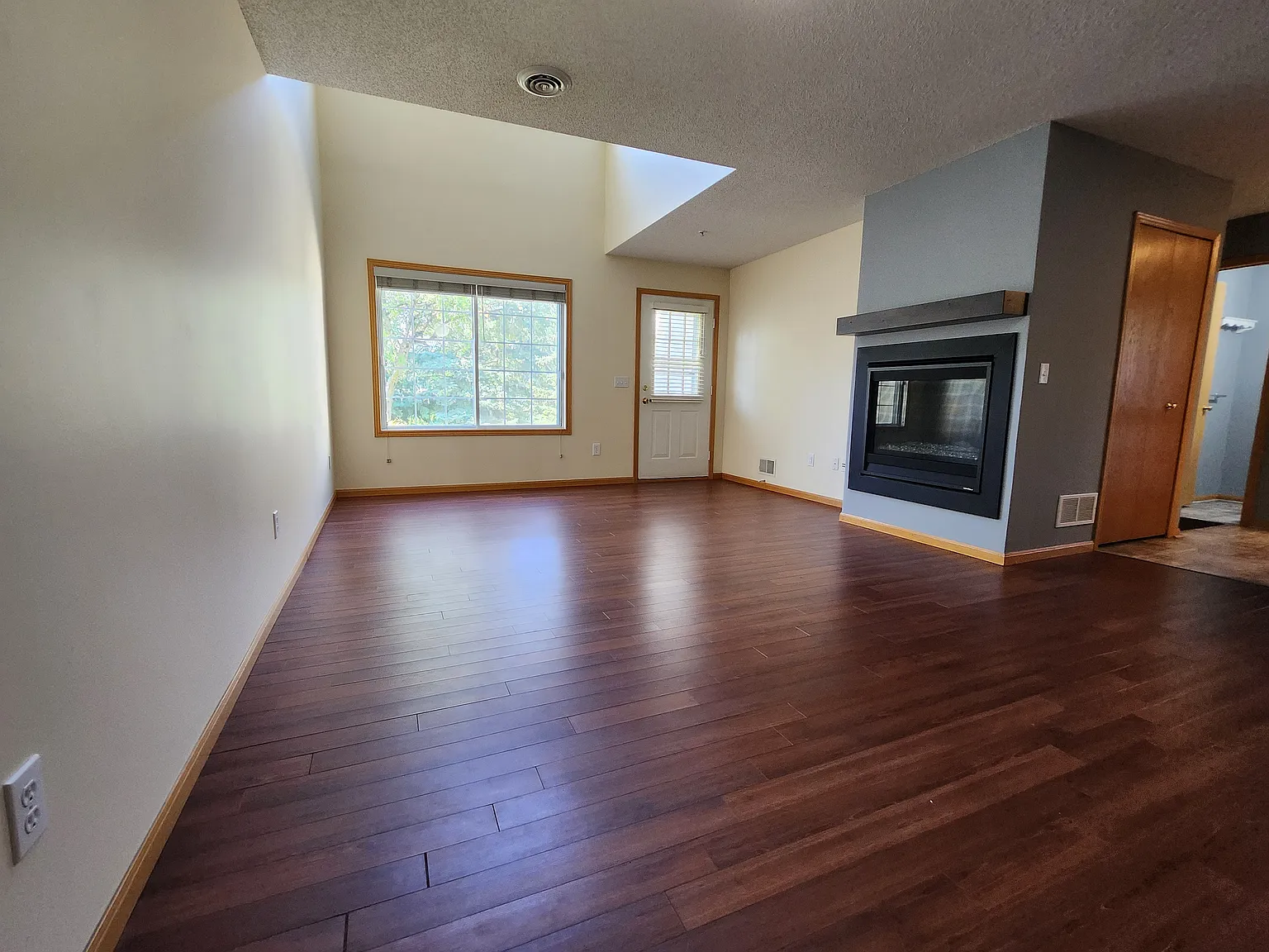 2 bed, 1.5 bath, 1292 sqft, $2,300 — Photo 4