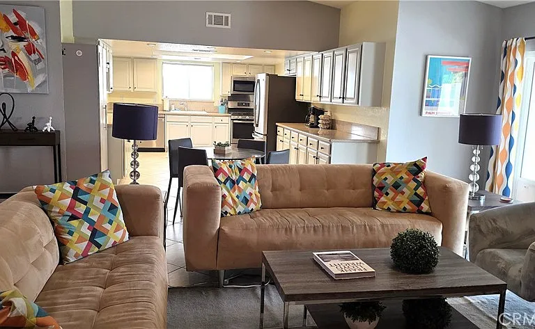 2098 N San Clemente Rd — Photo 2