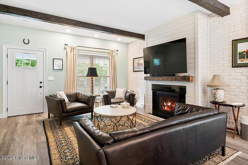 4th image of 40 Horseshoe Drive