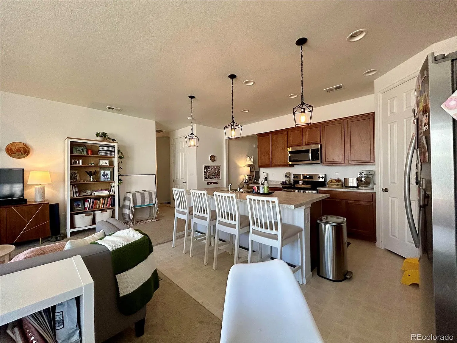 3 bed, 2.0 bath, 1423 sqft, $2,825 — Photo 4