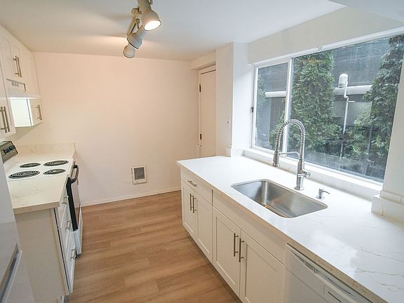 4th image of 9258 Greenwood Ave N APT 7