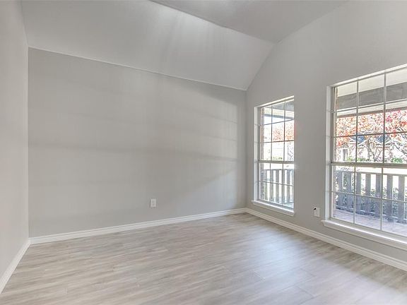 4th image of 1692 Castle Rock Dr