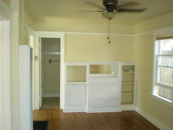 livingroom with build-in