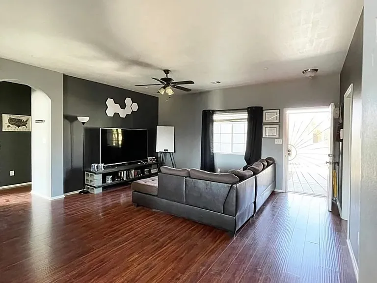 205 Derbyshire Dr — Photo 2