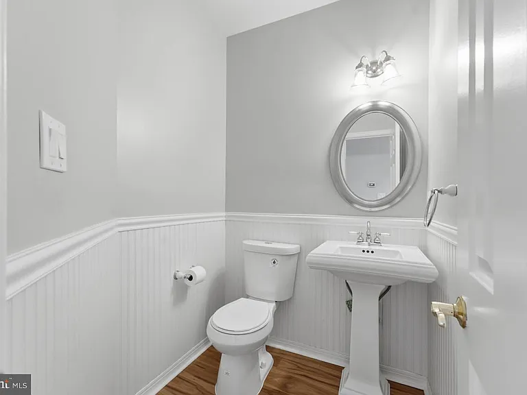 7035 Kings Manor Dr — Photo 24