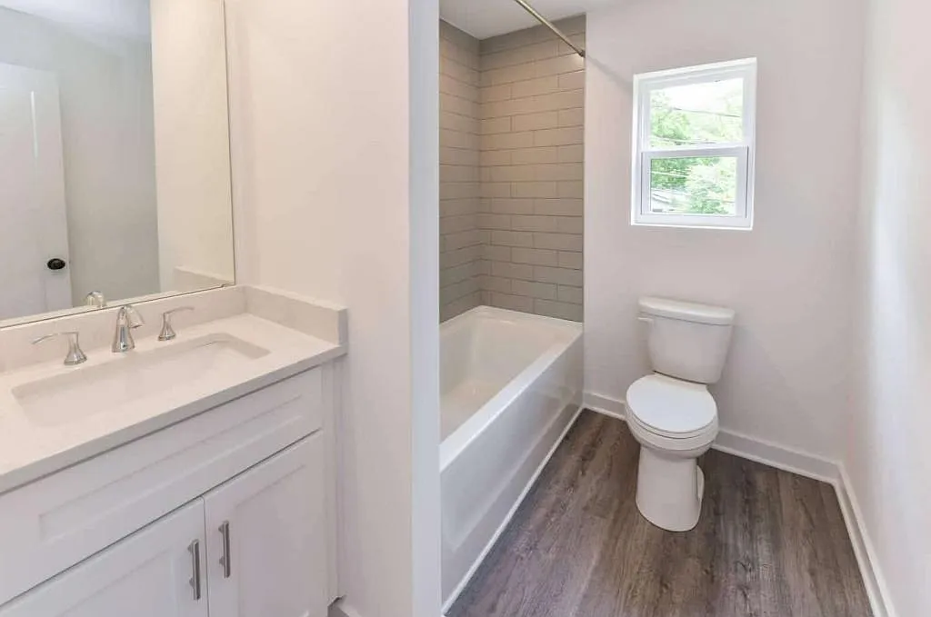 1530 Hawthorne Lane — Photo 3