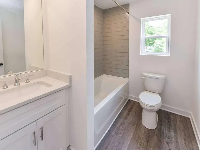 1530 Hawthorne Ln — Photo 3