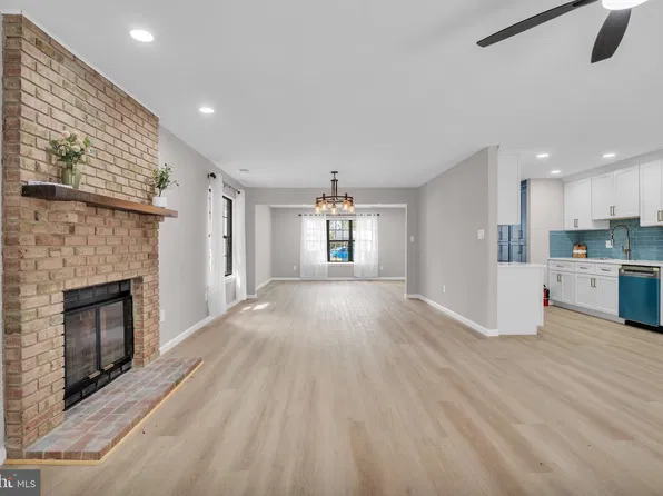 20 Oleander Ct, Mount Laurel, NJ 08054
