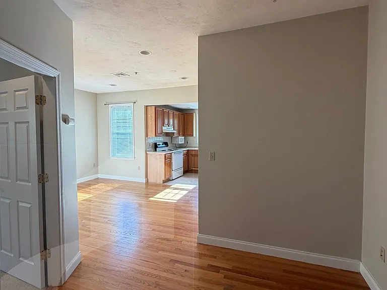 466 Green St #8 — Photo 5