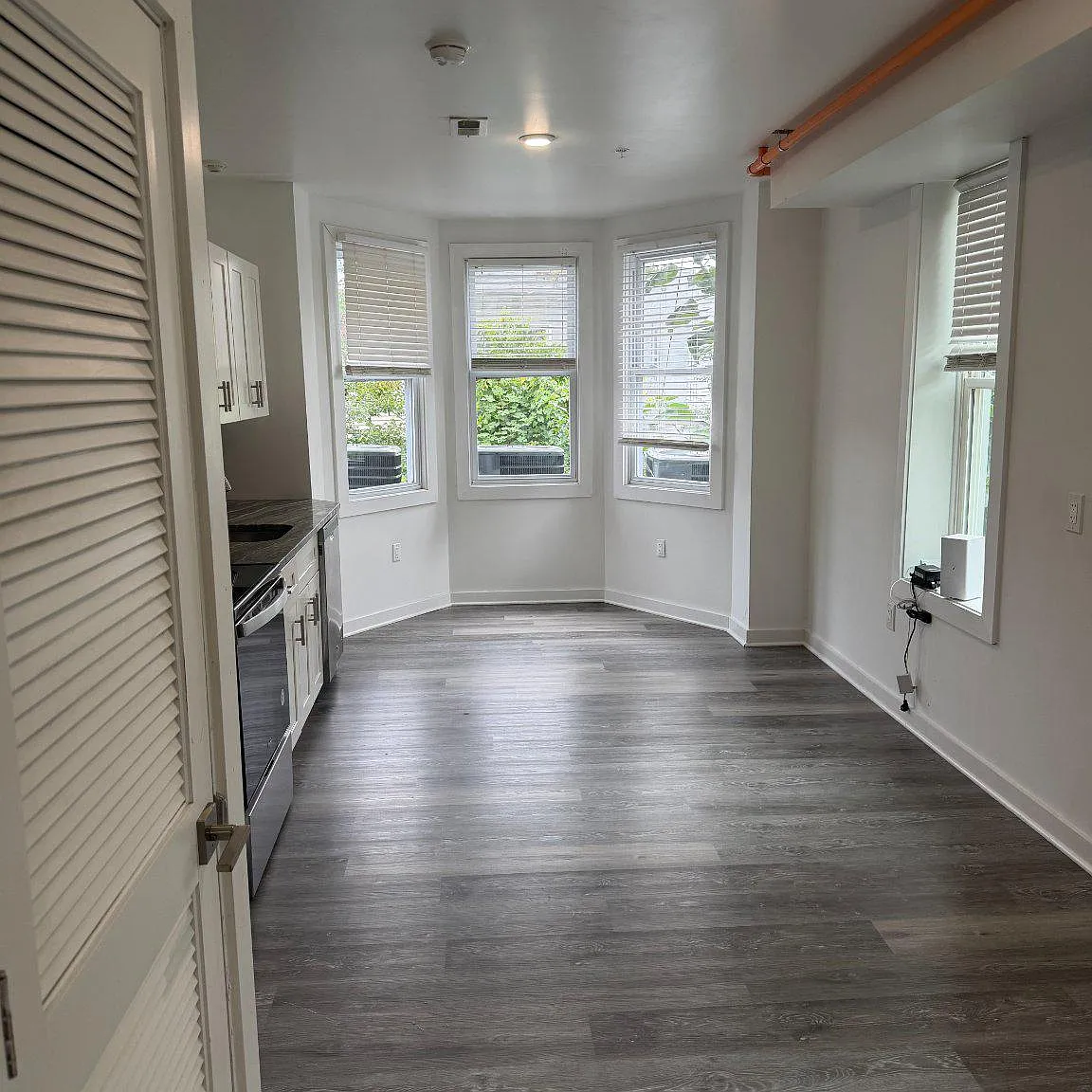2 bed, 1.0 bath, 2454 sqft, $1,600 — Photo 1