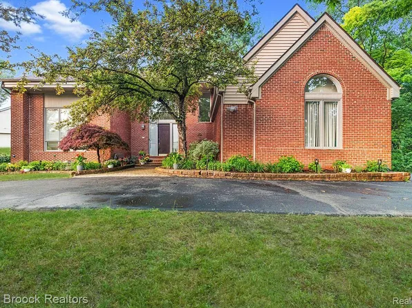 2295 Shore Hill Dr, West Bloomfield, MI 48323