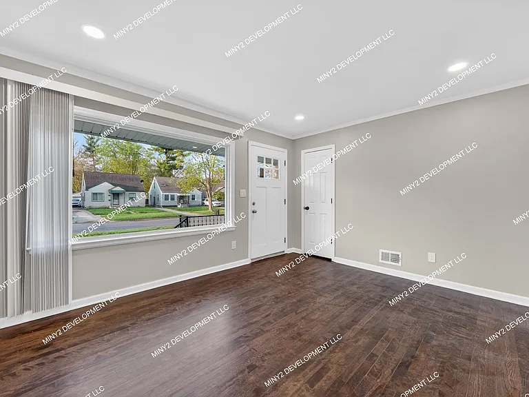 21422 Pembroke Ave — Photo 8