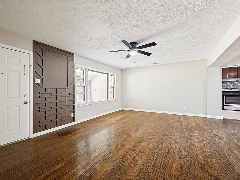 1913 Landa Dr — Photo 3