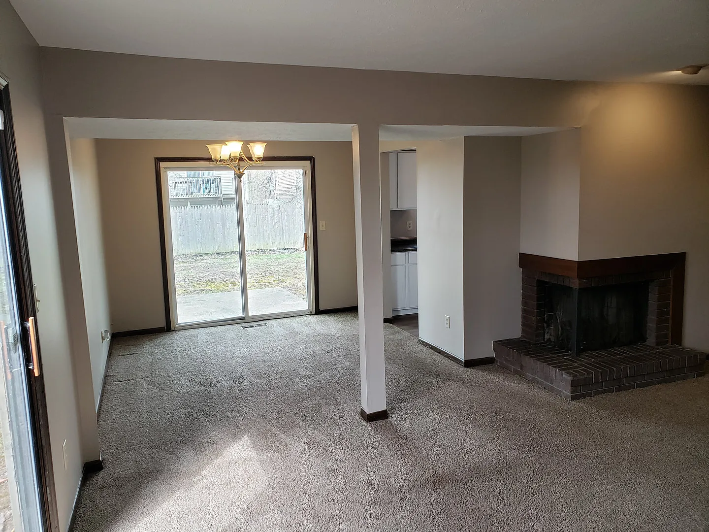 Spacious townhouse with updates and garage! — Photo 4