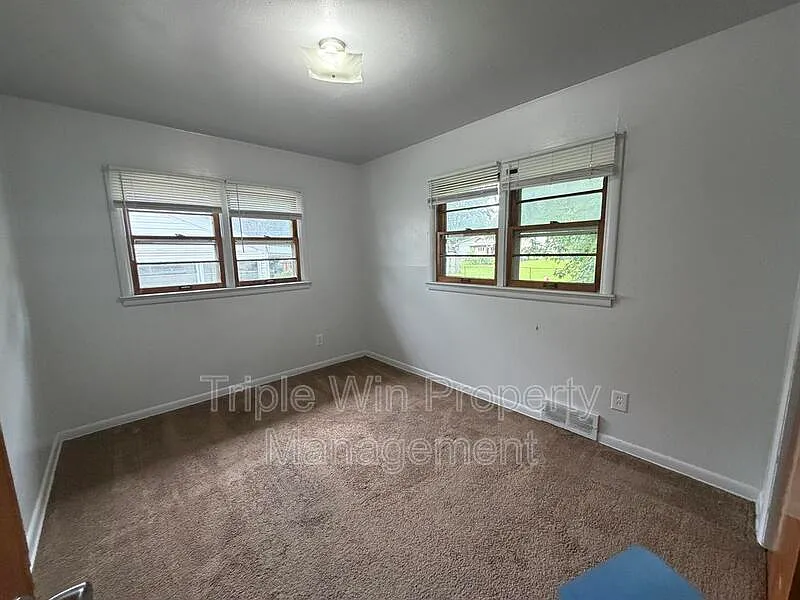 3 bed, 1.0 bath, 912 sqft, $1,500 — Photo 3