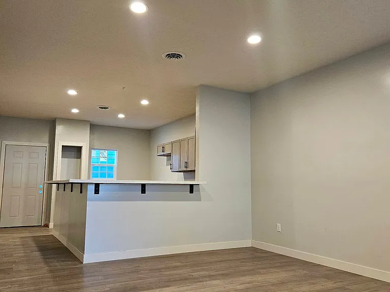 322 Main St #B — Photo 1