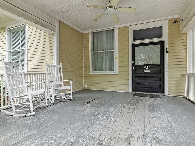 921 Laurens St — Photo 37