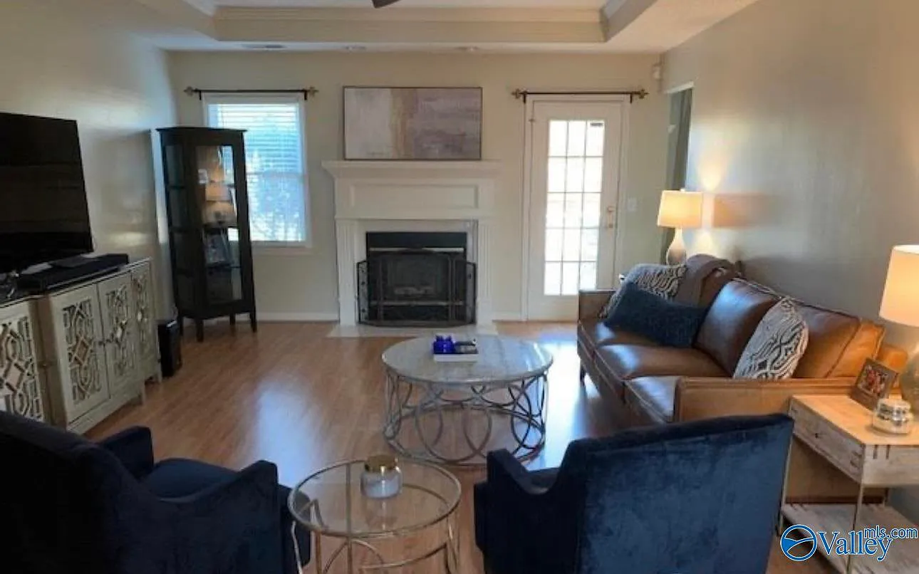 3 bed, 2.0 bath, 1600 sqft, $1,900 — Photo 3