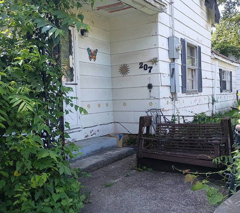 1st image of 207 E Walnut St