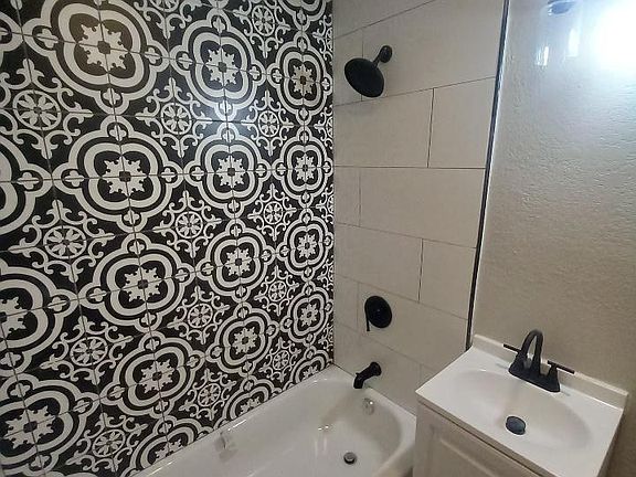 5th image of 1342 Oak St #2