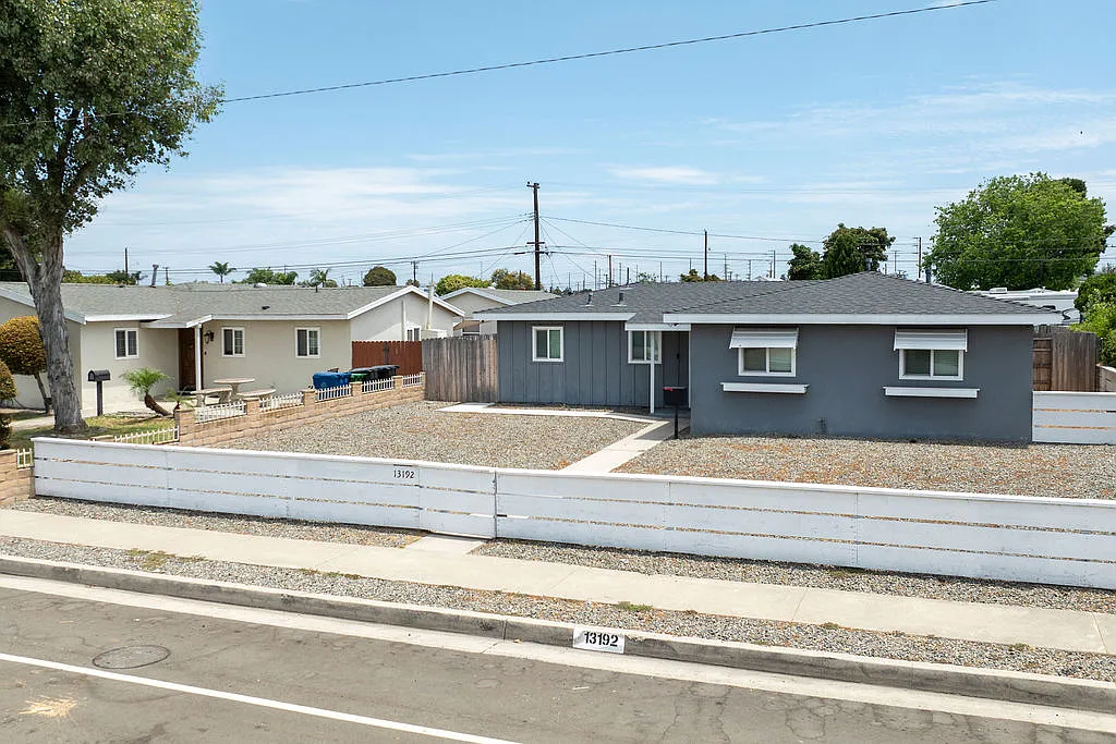 3 bed, 1090 sqft, $3,550 — Photo 2