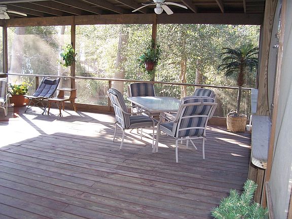 Lakefront screened in porch 