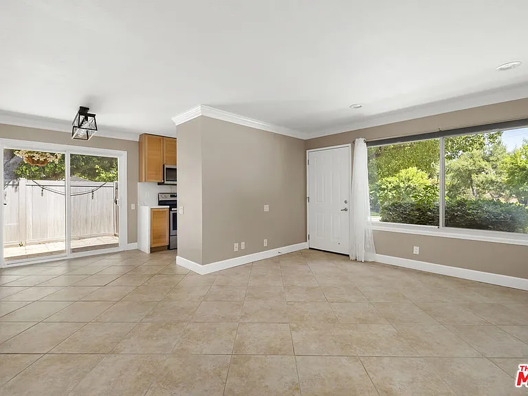 1685 E Avenida De Las Flores — Photo 10
