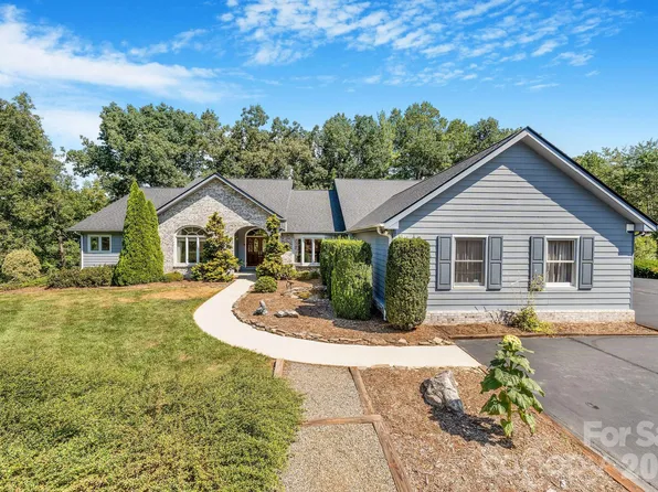 13 Lowry Ln, Weaverville, NC 28787