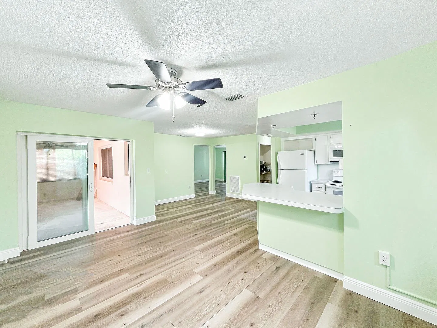 Beautiful Largo Rental Featuring Florida Room, Patios & Large Yard! 2bed|2bath — Photo 2