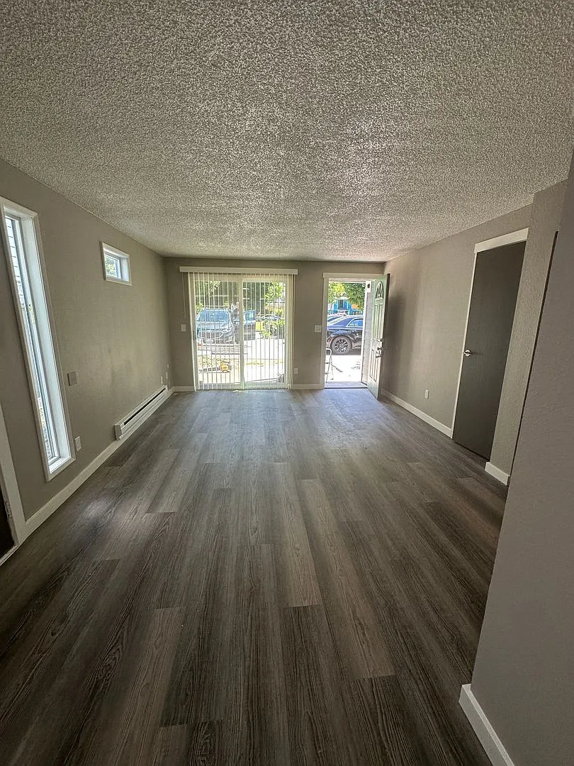Downtown Renton ground floor gated condo for rent. Newly remodeled. — Photo 3