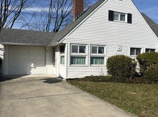 70 Walnut Ln, Hicksville, NY 11801