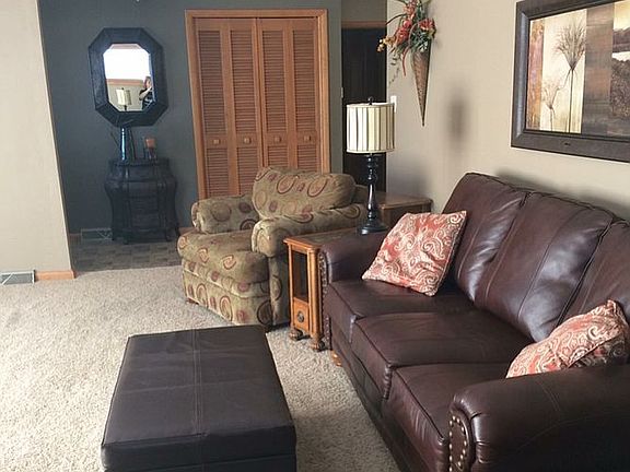 3rd image of 75 Manor Cir