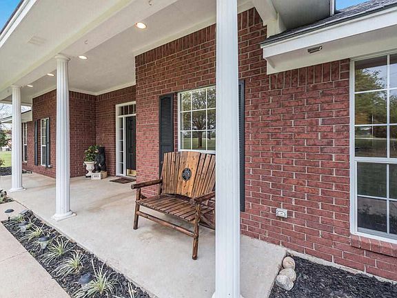 3rd image of 693 McLaughlin Rd