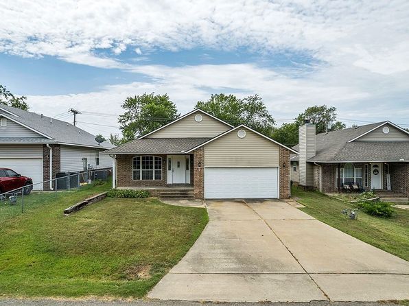 1136 E Watchorn Ave