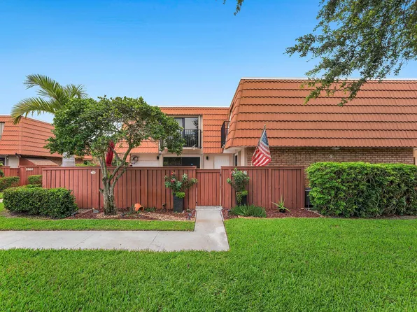 2818 Waterford Drive N, Deerfield Beach, FL 33442