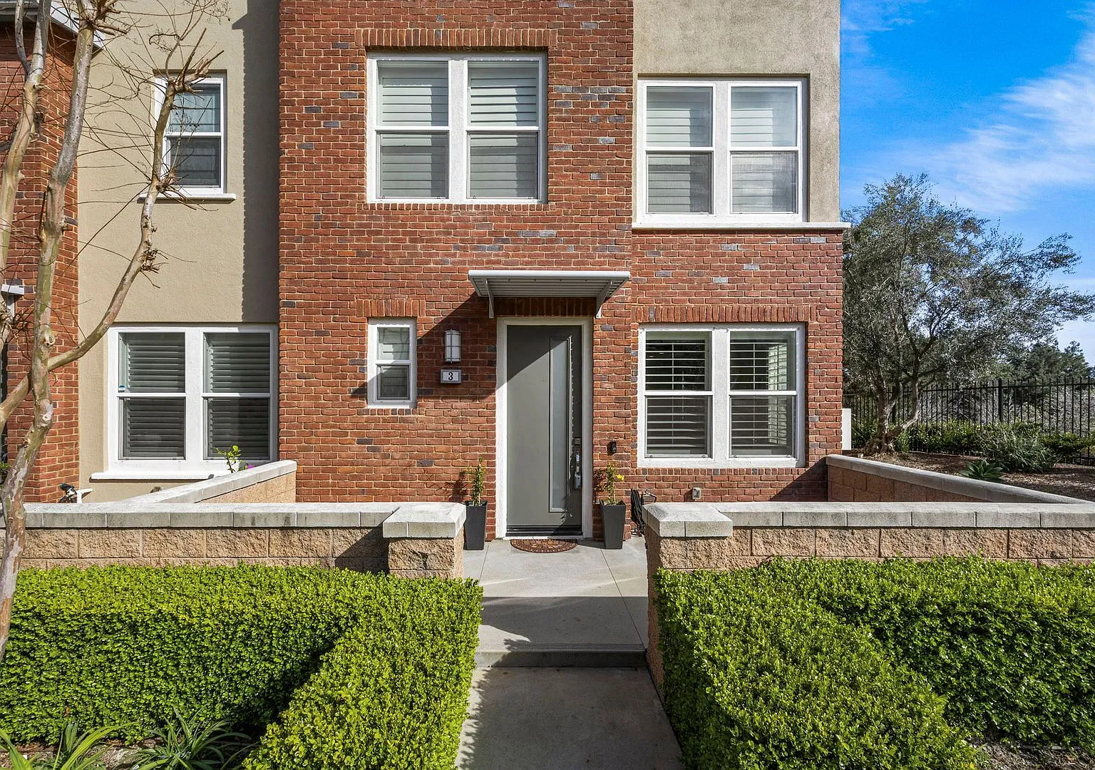 Gorgeous End Unit Townhome in Vantis — Photo 1